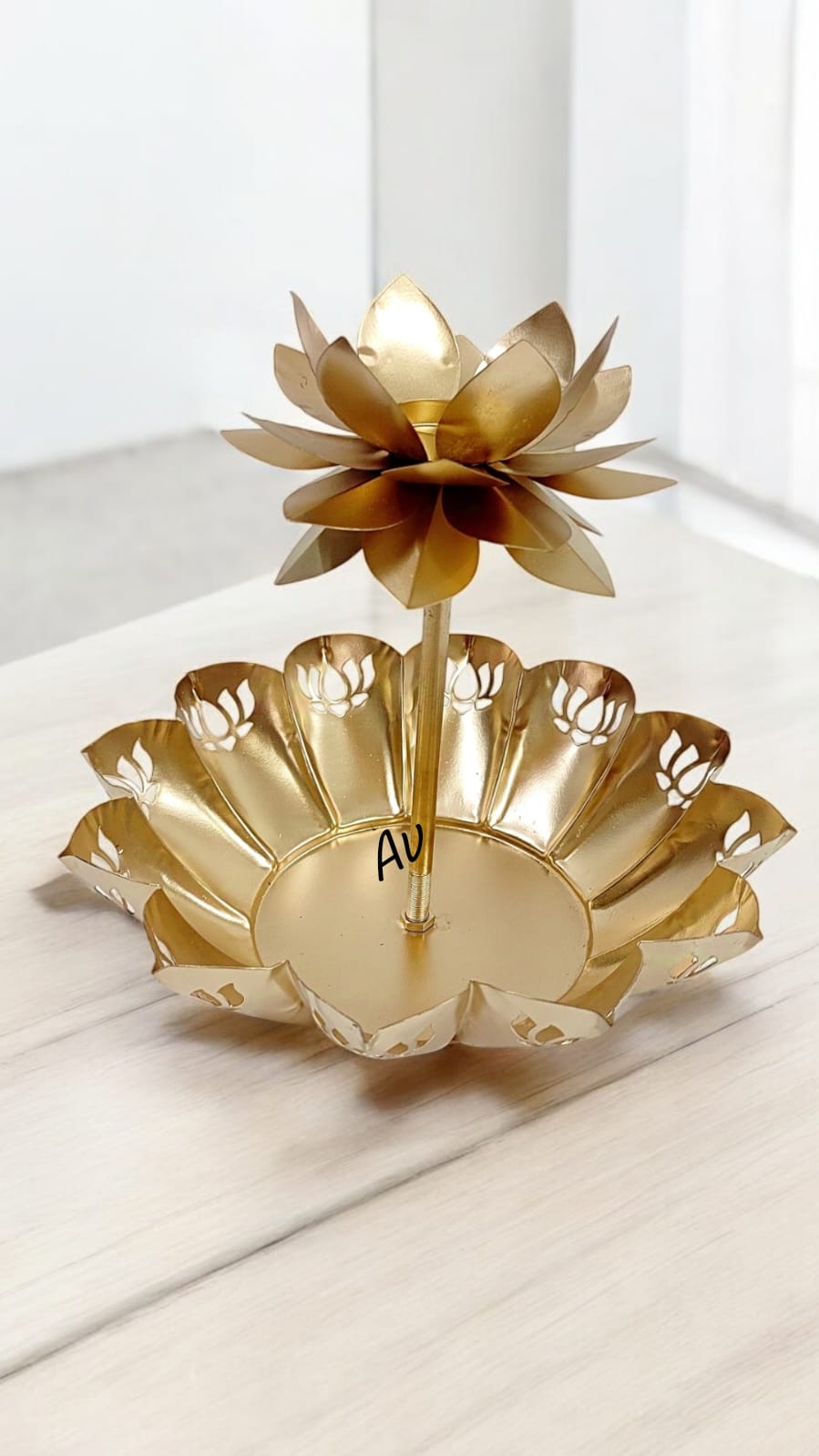 Etching Lotus Urli With Lotus Tealight